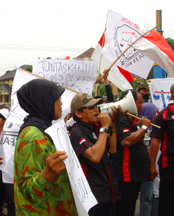 Civil Society protesters hold an anti-corruption rally / Budi Setiyono Filling the void