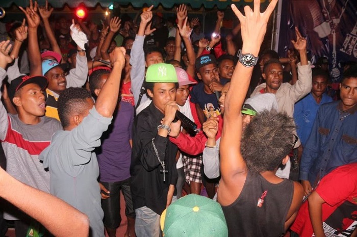 Young Papuan men enjoying hip-hop / Diana Prakasi