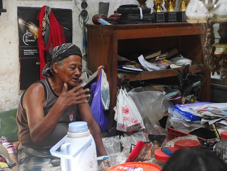 Mbah Marsiyo explaining his treatment methods / Hans Pols