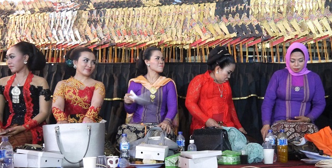 Several pesinden accompanying a wayang performance / Rahmadi Fajar Himawan