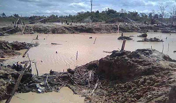 Environmental damage caused by mining in Ketapang- http://borneoclimatechange.org/berita-246-ribuan-ton-pasir---zirkon-disita-petugaslingkungan-rusak.html Deforestation, rent seeking and local elections in West Kalimantan